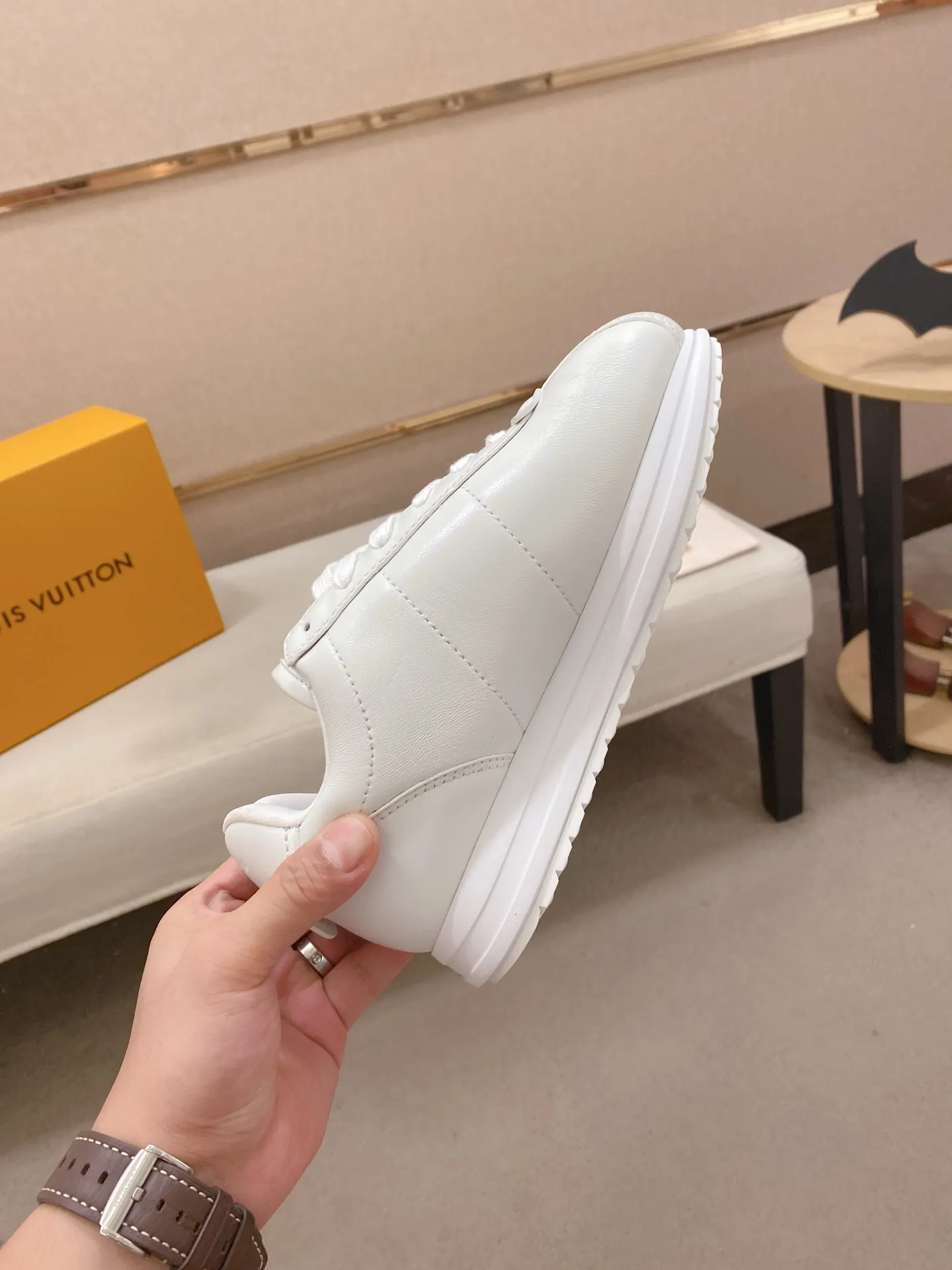 Men's shoes💰: Couple style 700💰LOUIS VUITTON Footint Soccer sneakers‼ ️ The top version, the same sneakers for LV couples. You will look fashionable when you wear them. This Footint Soccer sneaker was unveiled in the 2025 spring and summer series fashion show. The tongue is embellished with the Lvers United badge inspired by the football team. The rubber sole of the foot is decorated with multiple Louis Vuitton logos. The original latest packaging. Fabric: original imported cowhide. Lining: original imported breathable mesh. Foot pad: original injection molding pad. Outsole: original molded T combination outsole. Size: 35-45.